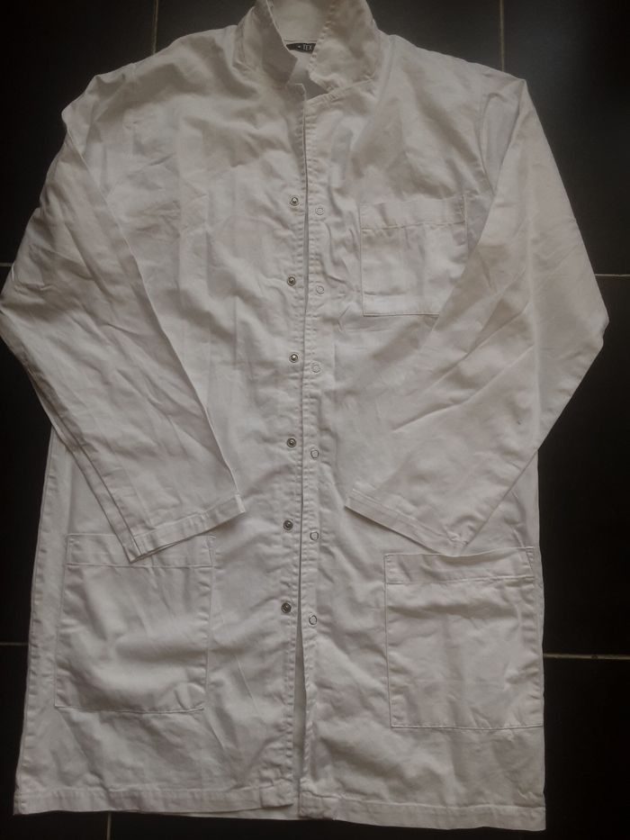 Blouse très bon état taille 38, quelques points noirs dessus,  voir photo