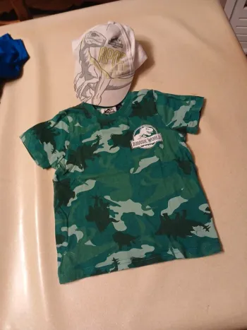 Tee-shirt +casquette Jurassic World