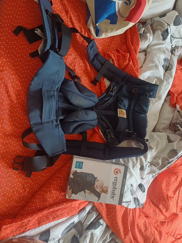 Porte bébé avec protection de pluie