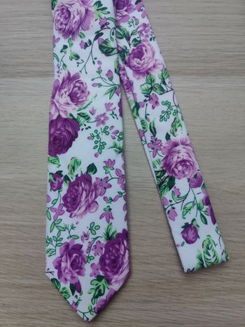 Cravate blanche fleurs lila violette 