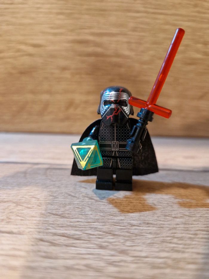 Figurine type lego Sith Kylo Ren avec Holocron star wars