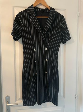 Robe noire rayée