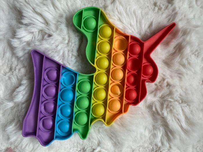 🪀 lot pop it - 2 sacs à mains petits+ une licorne + 1 pieuvre tournante - très bon état - photo numéro 5