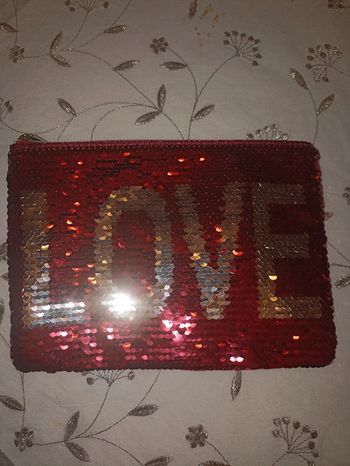 Magnifique pochette"Love"sequins Clarins