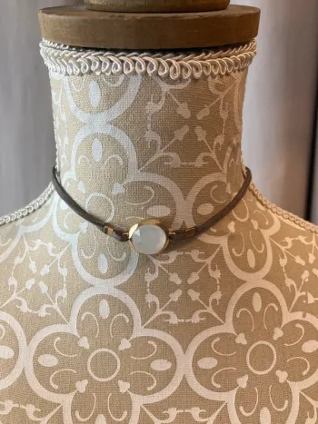 Collier ras de cou avec Pierre