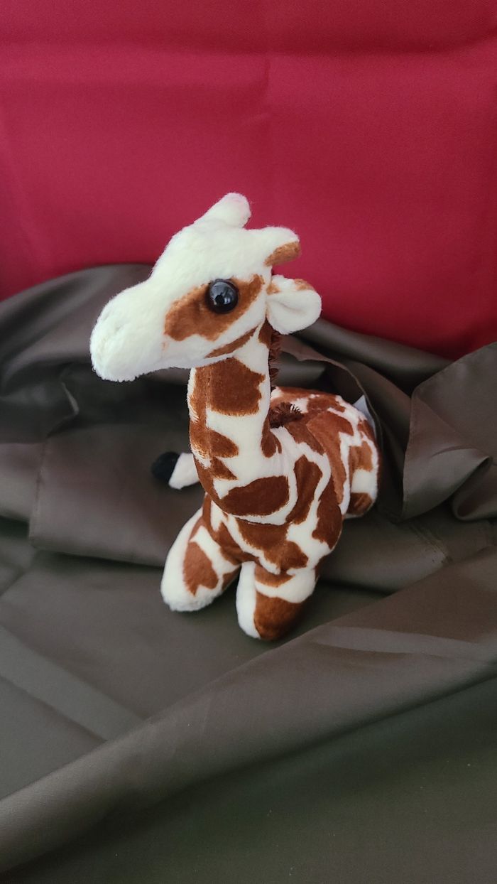 girafe assise en peluche LASCAR - photo numéro 2