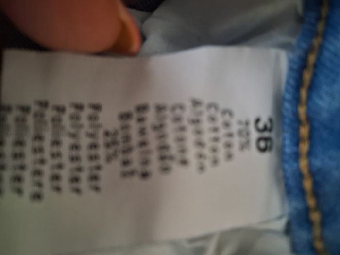 Jeans troué - photo numéro 3