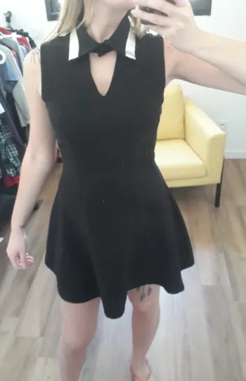 Robe noire à col argenté