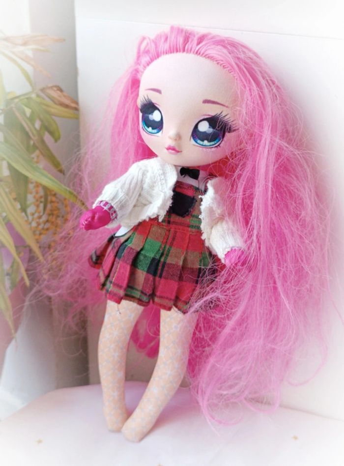 Na Na! surprise poupée doll cheveux hair rose pink fushia Flamant rose robe carreau écossaise