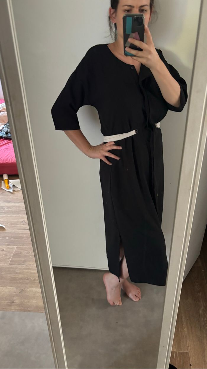 Robe noir Mango , ceinture Blanche , M