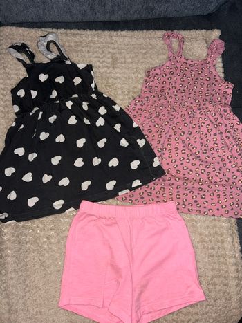 Lot 2 robes et short offert 