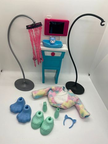 Lot accessoires barbie et barbie