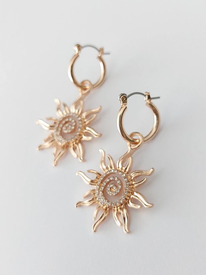 Magnifique paire de boucles d'oreilles pendantes - soleil doré - acier inoxydable 🌊 - photo numéro 4