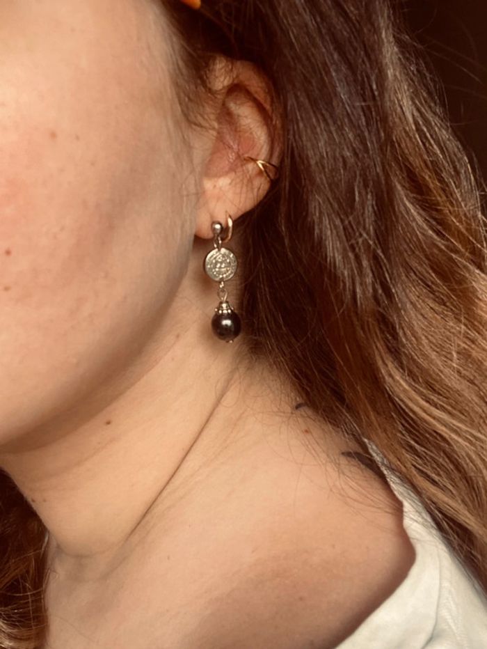 Boucles d’oreilles argentées avec perle bleu nuit très bon état