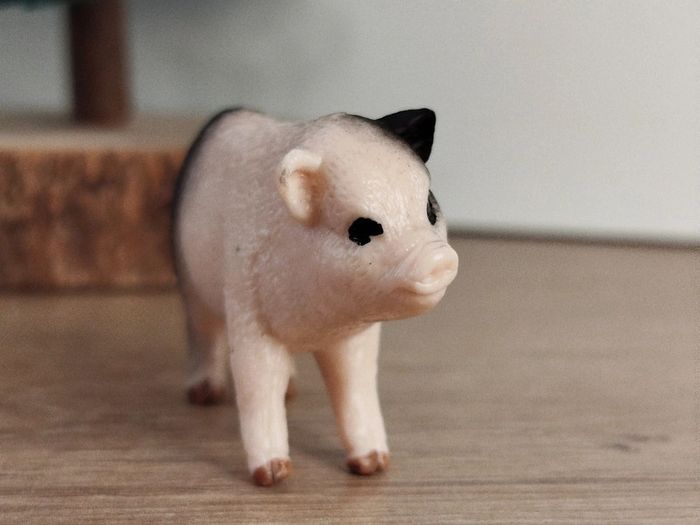 Figurine Porcelet Bicolore Animal de la ferme - photo numéro 2