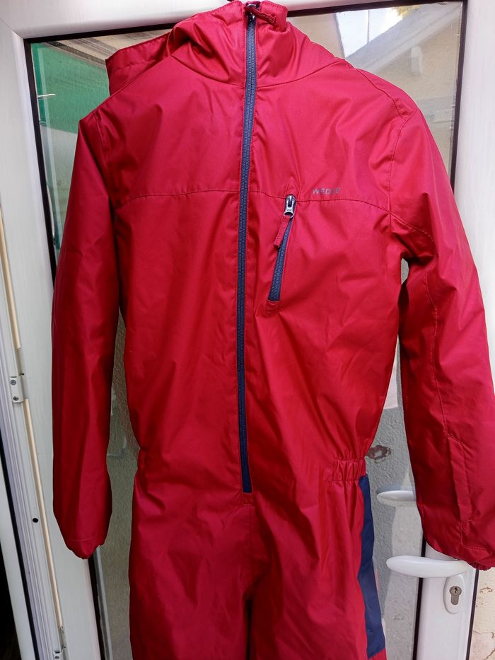 Combinaison de ski Wedze rouge et bleu – chaud et imperméable
14 ans / 164 cm·Très bon état·Decathl