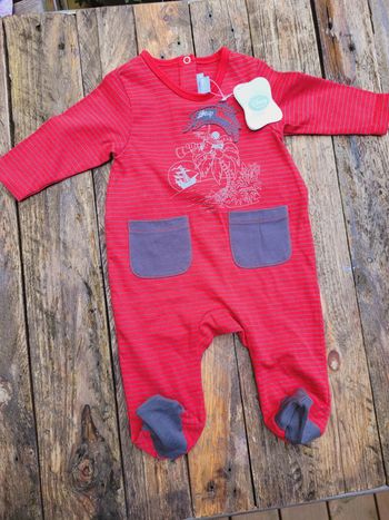 Superbe pyjama grenouillère Disney Mickey en pirate, rouge et grise, 3 mois, neuf avec étiquette
