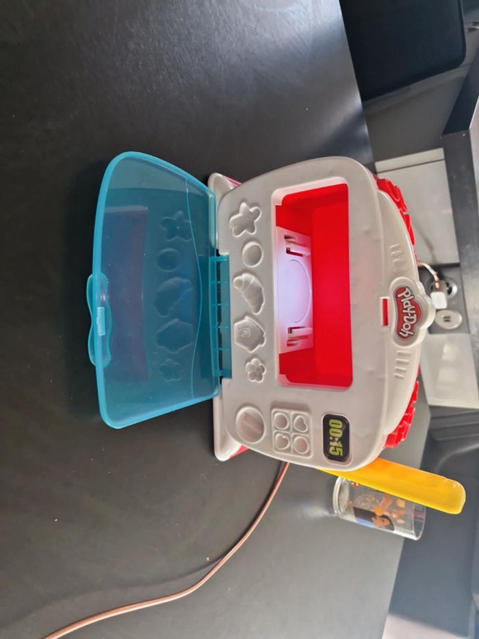 Four pâte à modeler play doh