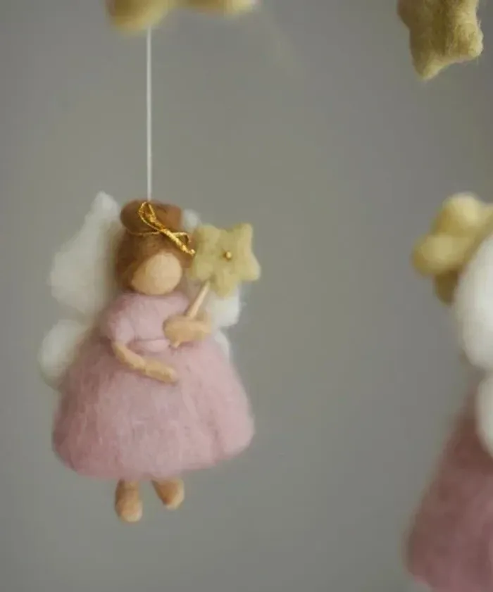 Mobile suspendu avec motifs de petites fées roses et d’étoiles pour bébé. - photo numéro 4