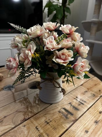 Bouquet de fleurs artificielles avec vase en céramique