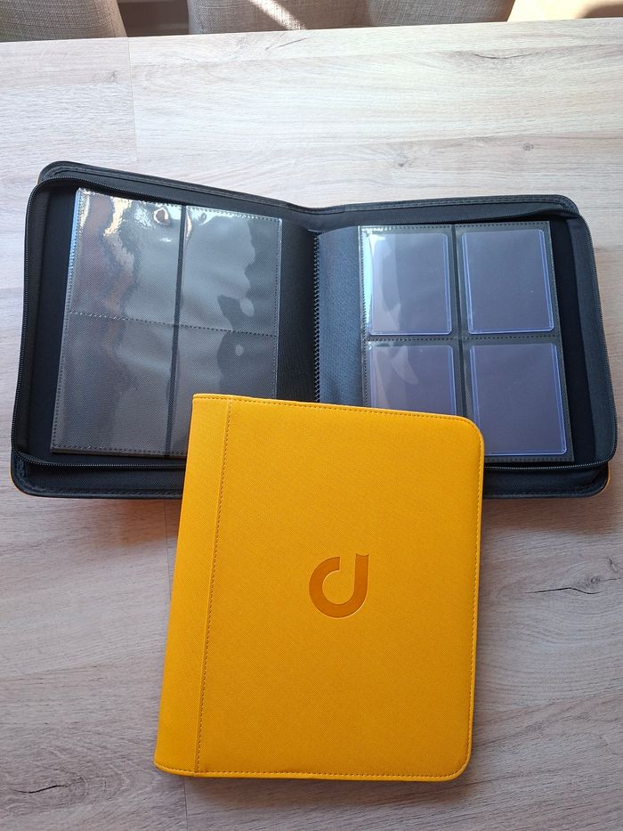 Classeur zip jaune de rangement pour 128 cartes sous toploaders Pokémon de qualité premium