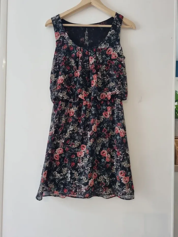 Robe d'été fleurs et dentelle neuve