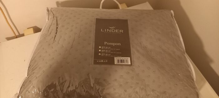Jeté de lit neuve 250x260 cm marque LINDER
