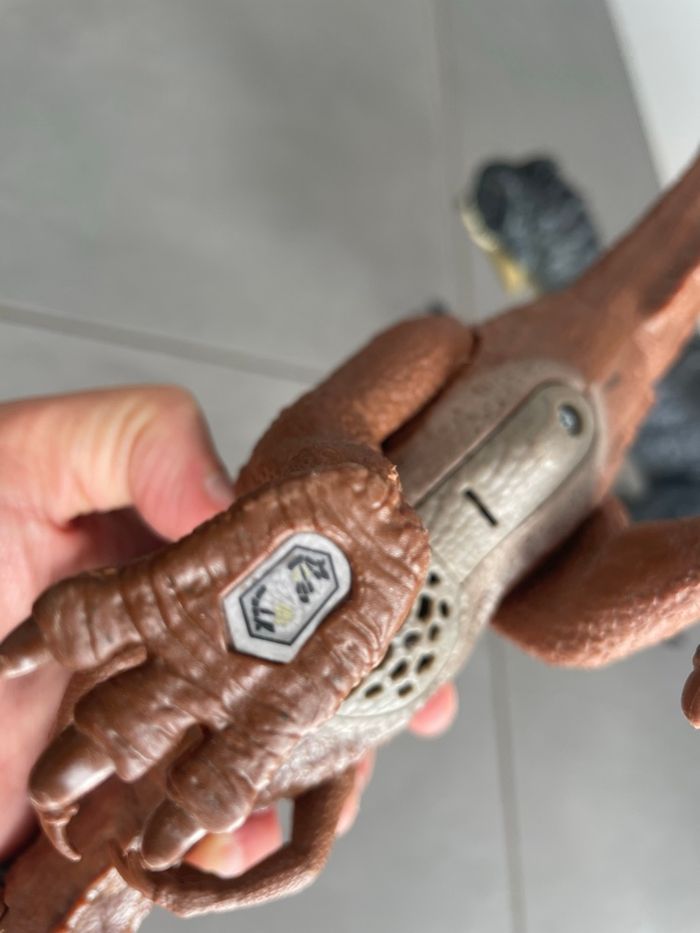 Lot de 2 dinosaures Jurassic World Figurine  Piles à change - photo numéro 3