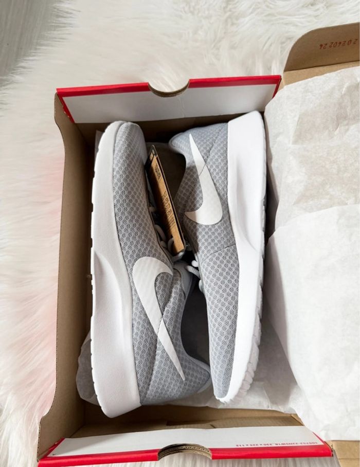 Baskets Nike Tanjun – Taille 44,5 – Gris clair/Blanc – Neuf avec étiquette - photo numéro 2