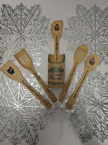 Pot en bois avec cuillère en bois décoratif en très bon état