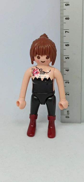 Femme avec habits noirs et tatouages playmobil