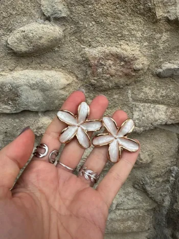Boucles d’oreilles fleur dorées et nacrées crème