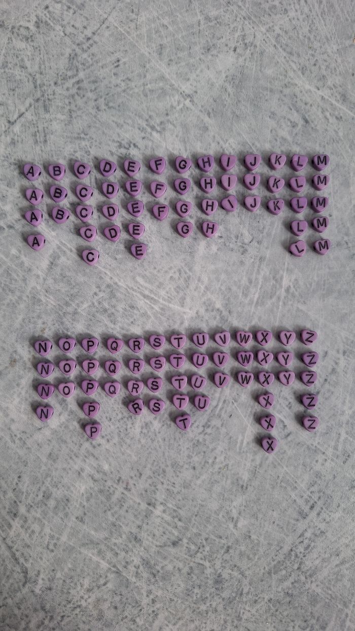 Perles violettes forme coeur lettres noires - photo numéro 2