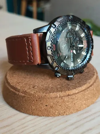 Montre marron noire, style mécatronique
