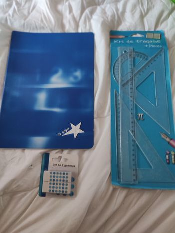Lot avec cahier bleu