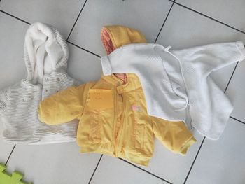 2 manteaux + 1 gilet  3 mois