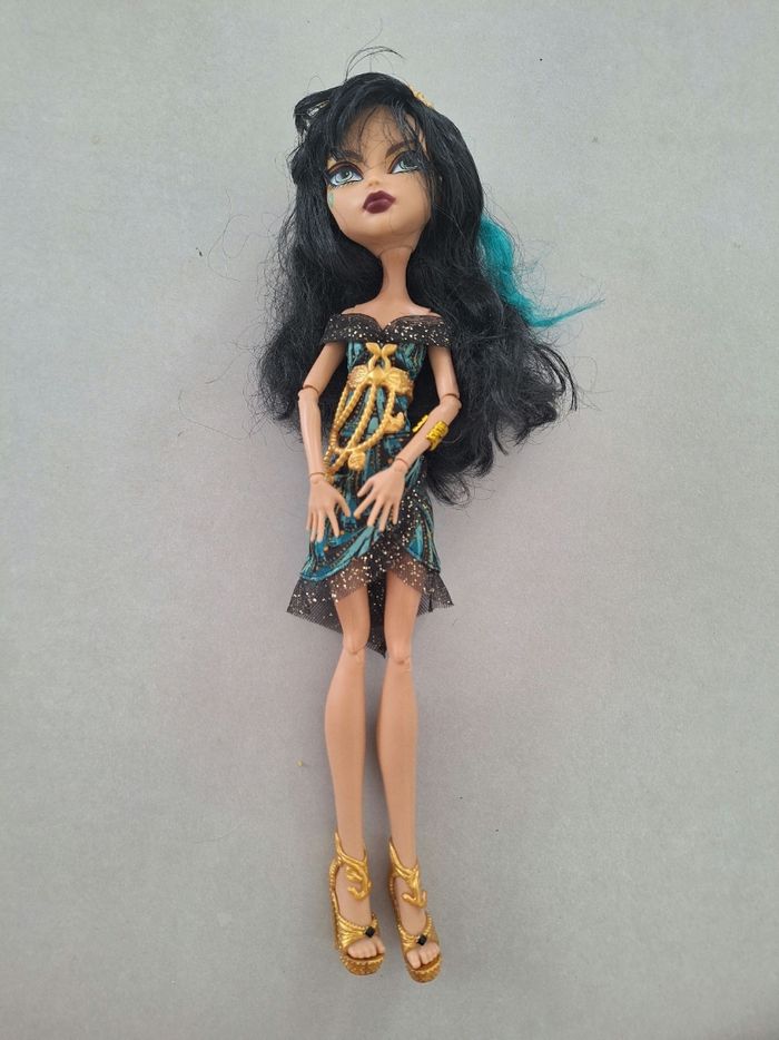 Lot 9 poupées monster high et supports - photo numéro 4