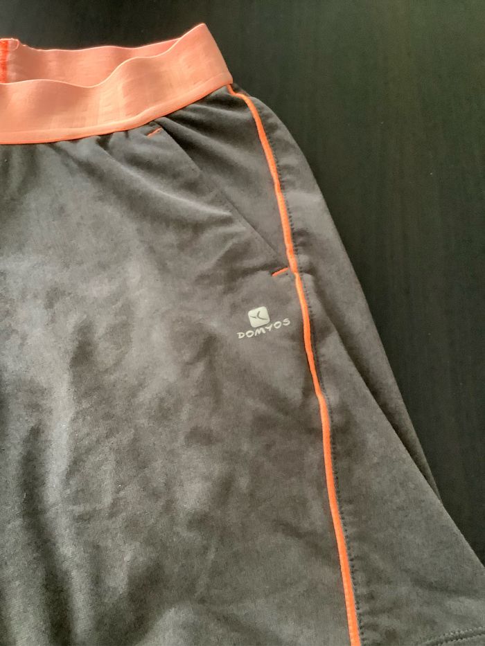 Short gris et orange Decathlon 10/12 ans environ - photo numéro 2