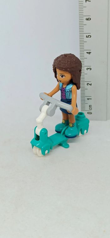 Femme en trotinette bleu lego