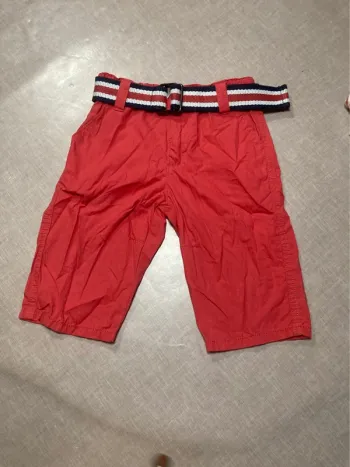 🔴 Bermuda rouge Kiabi avec ceinture – 3 ans (90-97 cm)