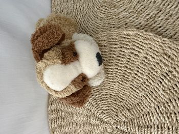 Nounours - Vintage Peluche chien allongé sur le ventre, blanc crème, marrons clair et foncé. Velour