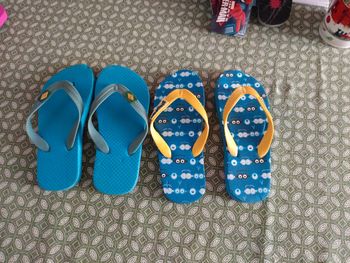 Paires de claquettes neuves taille 30/31
