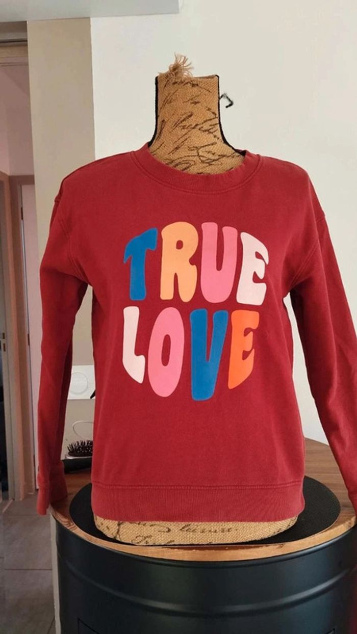 Sweat  bordeaux  taille xs avec  écritures  true love