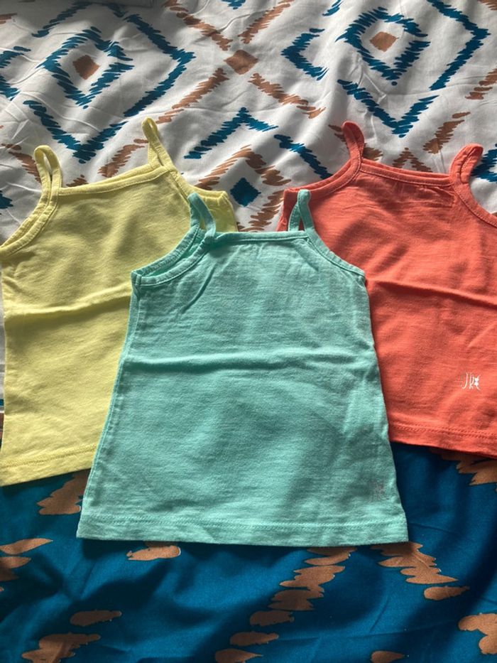 Lot de 3 débardeurs taille 68