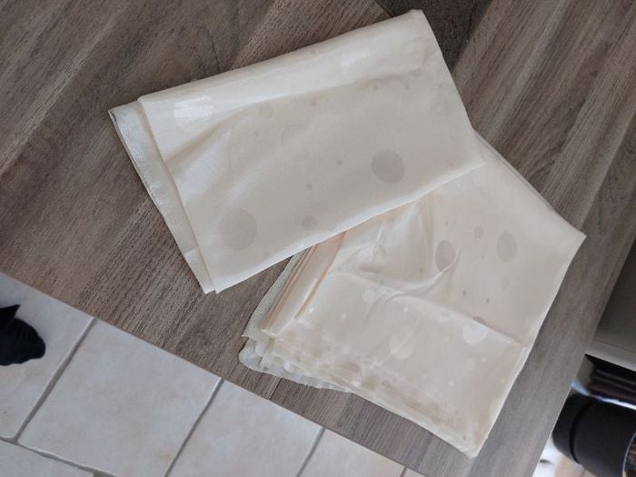 Deux coupes tissu blanc écru motifs bulles