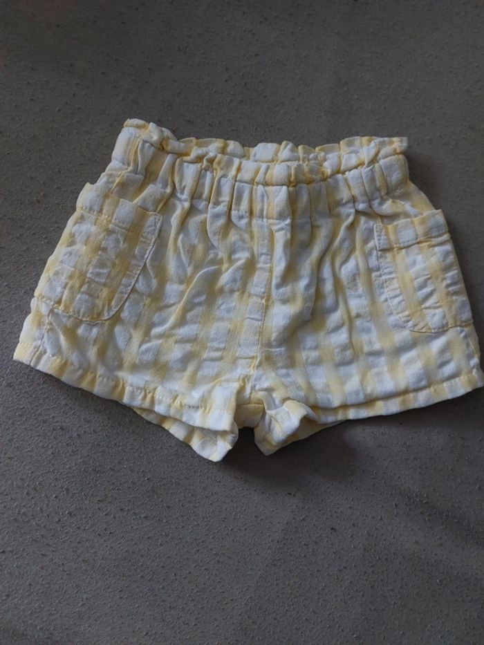 Short jaune en 6mois