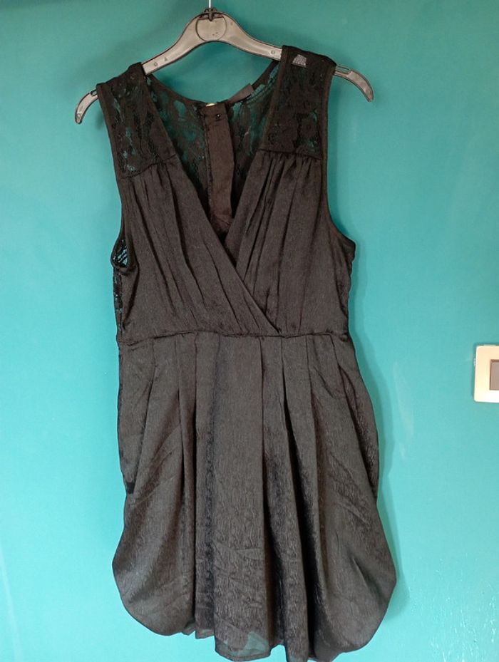 Robe chic dentelle et tissu satiné noir