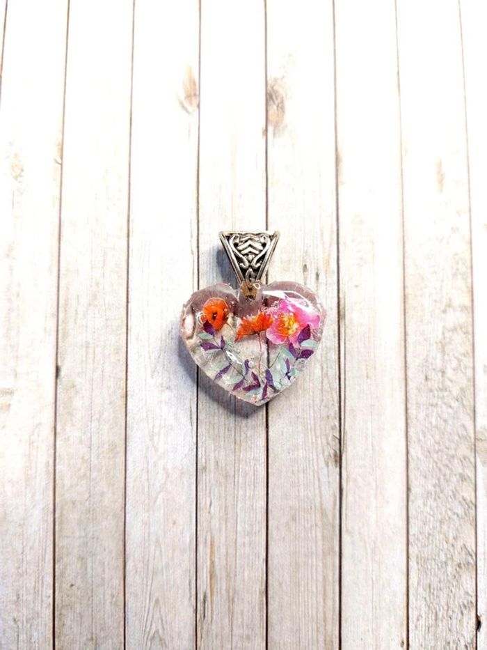 Magnifique petit pendentif cœur en résine