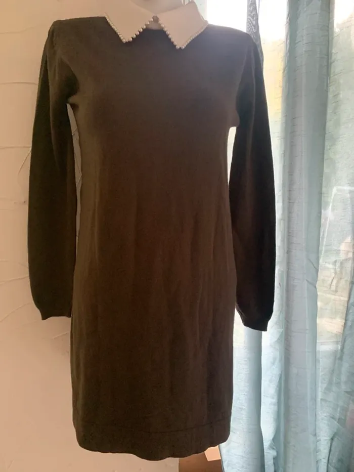 Robe pull Kilky taille M-L kaki perle au col blanc