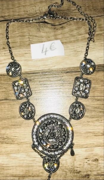 Beau collier argenté